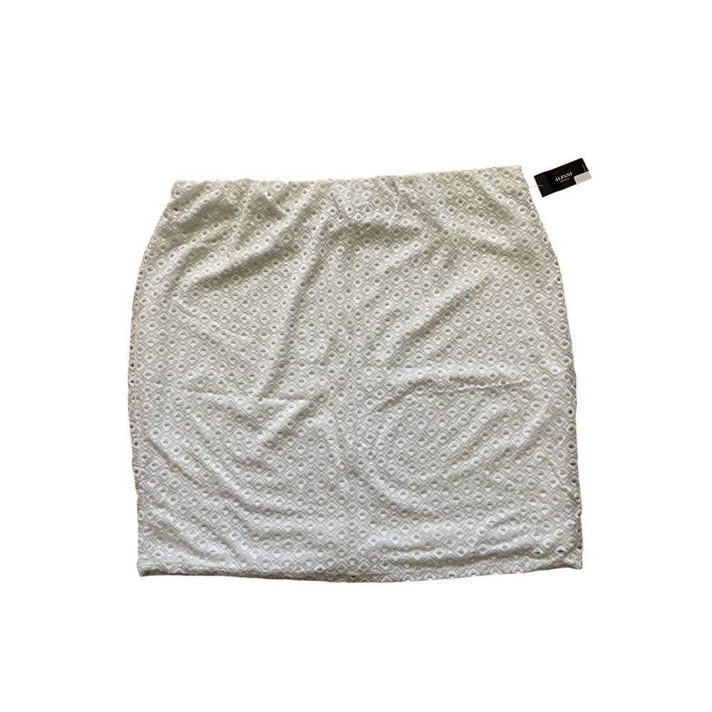 Alfani Women NWT White Lace Skirt Women’s Size 18
